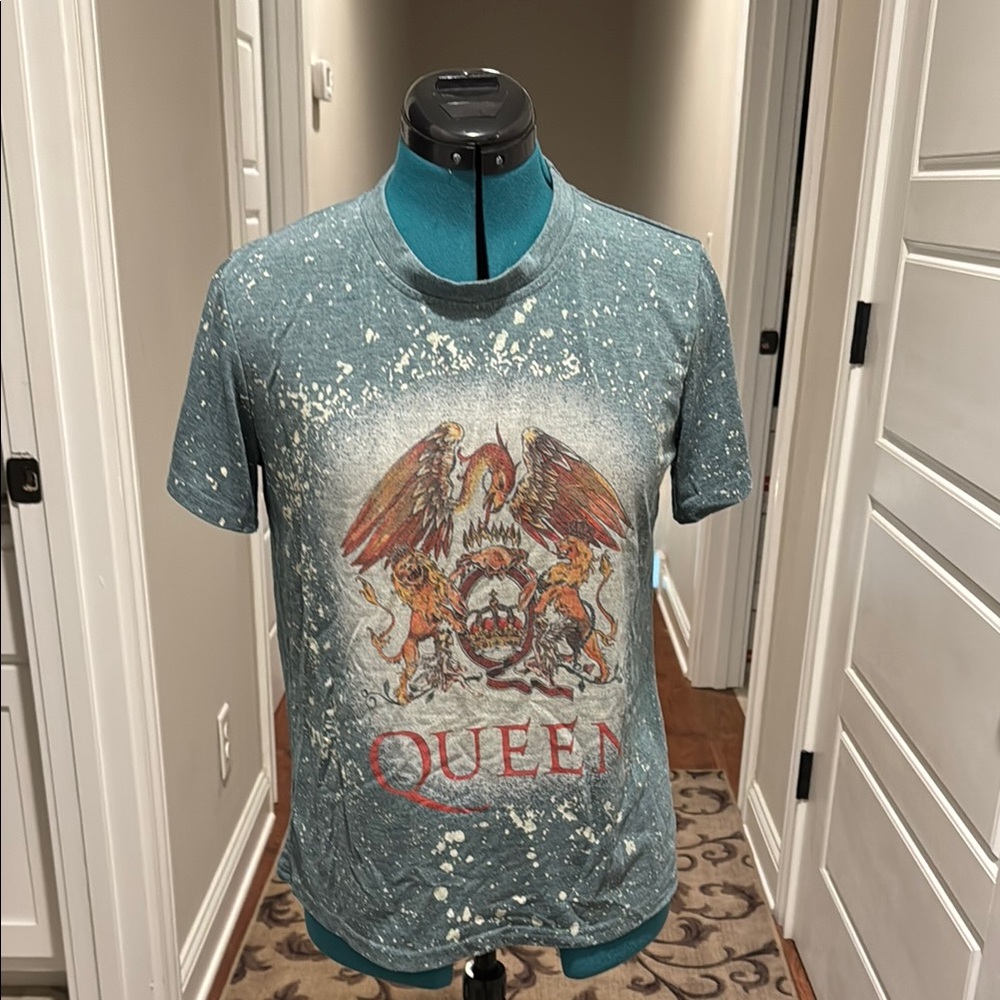 Que Green Short Sleeve Tee with Graphic Design